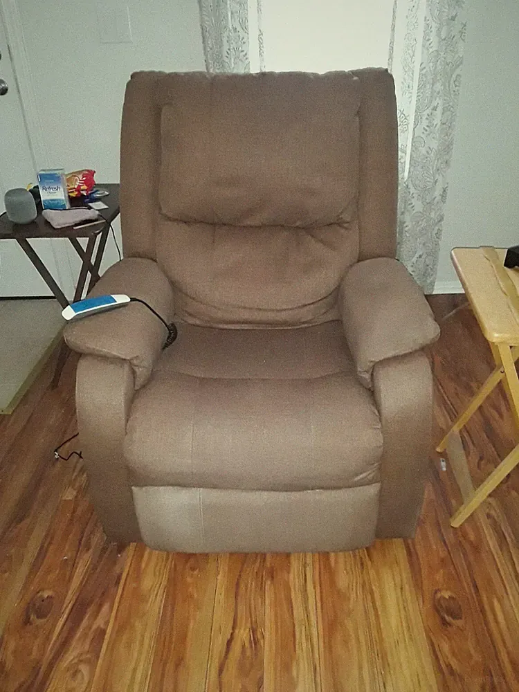 Used power lift recliner chair/2 years old.